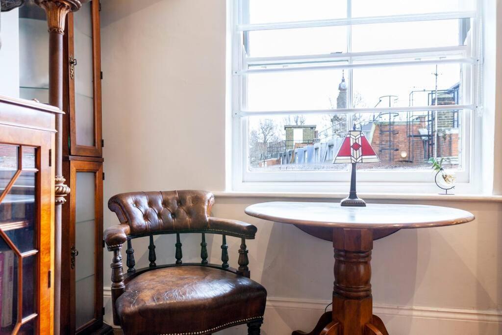 Outstanding Antique 1Br Flat In Soho Londres Exterior foto