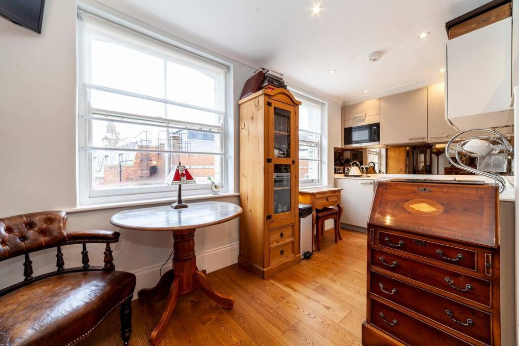 Outstanding Antique 1Br Flat In Soho Londres Exterior foto