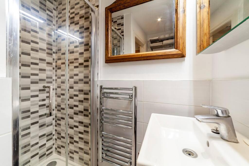 Outstanding Antique 1Br Flat In Soho Londres Exterior foto